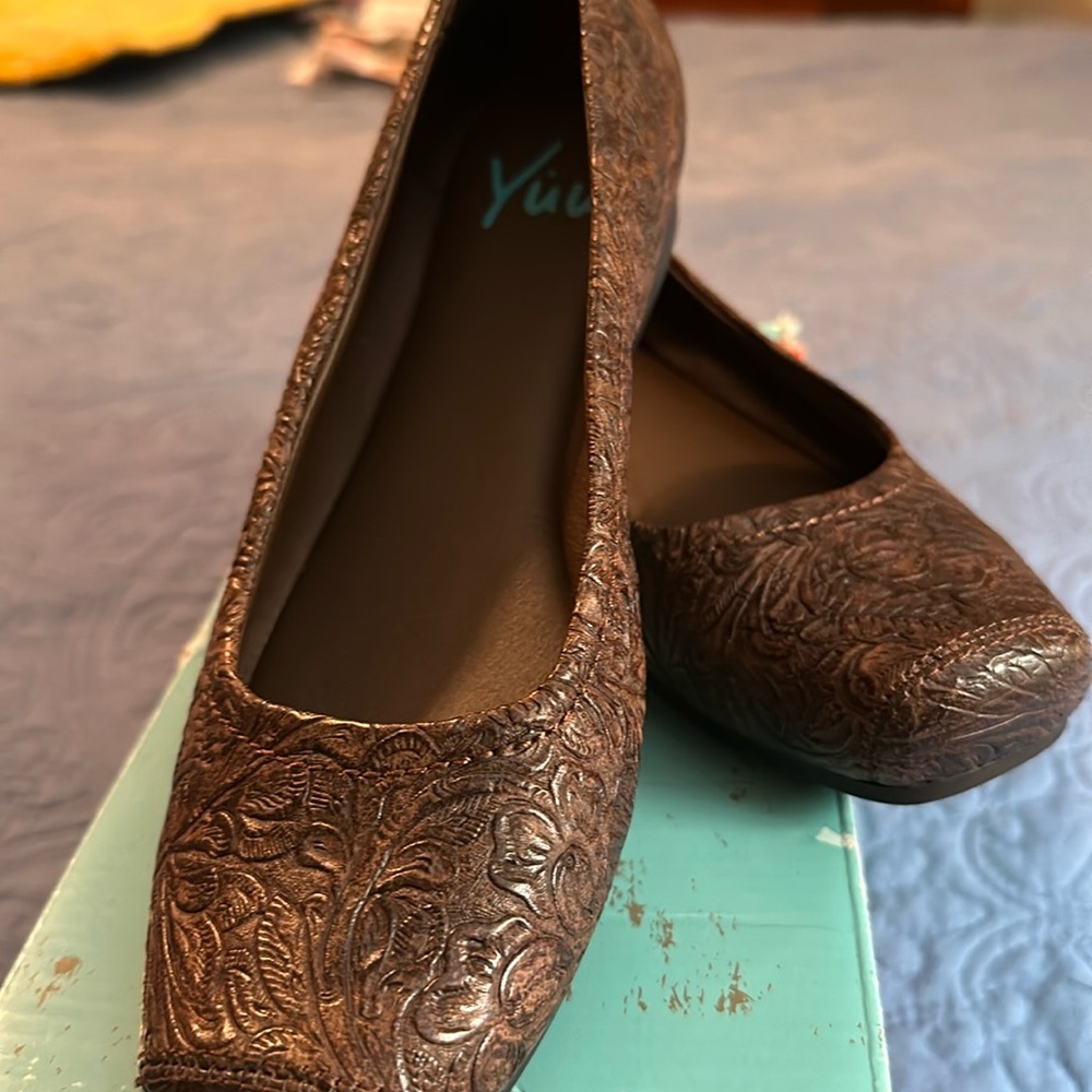 Yuu embossed brown ladies flats size 7Wedge about 1 inch. New in box